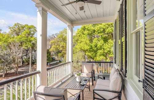 The Old Commons House | Historic Boutique Hotel Suite w. Waterviews!