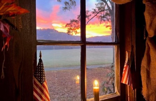 Kegley House | Historic cabin-close to I-77, antiques/Wi fi, great bath, a visit 'back in time'