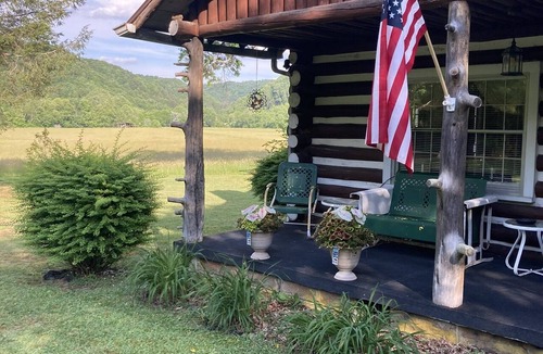 Kegley House | Historic cabin-close to I-77, antiques/Wi fi, great bath, a visit 'back in time'