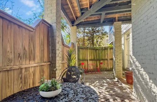 Savannah Victorian District House | Historic Hideaway on Forsyth