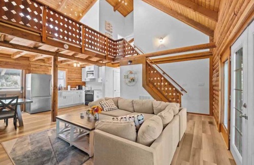 Black Mountain Cabin | Holiday Home The Big Smokey cabin with game room and Hot Tub