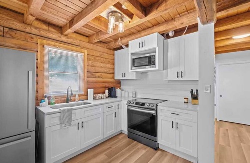 Black Mountain Cabin | Holiday Home The Big Smokey cabin with game room and Hot Tub
