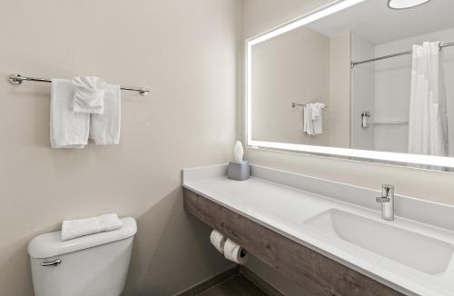 Kingmont Hotel | Holiday Inn Express & Suites Fairmont by IHG