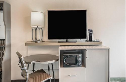 Roanoke Hotel | Holiday Inn Roanoke Airport - Conference CTR by IHG