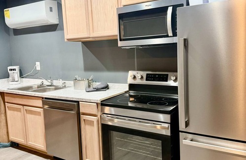Rowdy House | Holler Hide-Out! Close to Hazard and Jackson with huge MAN CAVE/HOT TUB!