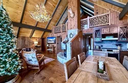 Beech Mountain Cabin | Home on the Range/Luxury Cabin on Beech Mtn Golf Course/Hot Tub/Sleeps 13