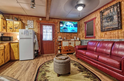 Newport Cabin | Honey Hut-OUTDOOR SHOWER-HOT TUB