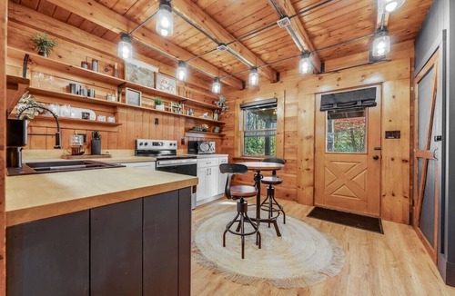 Bruceton Mills Cabin | Honeymoon Lodge. Sauna! Hot Tub! 75”TV! King Bed!
