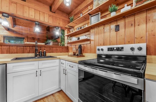 Bruceton Mills Cabin | Honeymoon Lodge. Sauna! Hot Tub! 75”TV! King Bed!