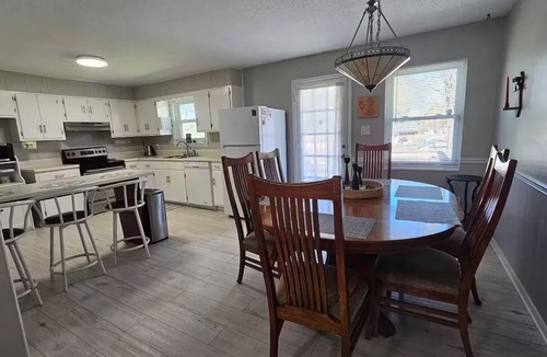 Cleveland House | Hopewell Haven for 8- Close to shopping and nature.