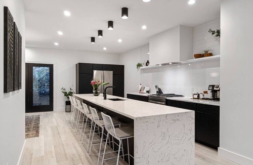 Central Northside Villa | ★ HostWise Stays ★ Botanic Haven| Fire Pit & Skyline Rooftop Views