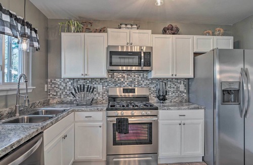 North Charleston House | Hot Tub! Family Getaway 17 Mi to Dtwn Charleston