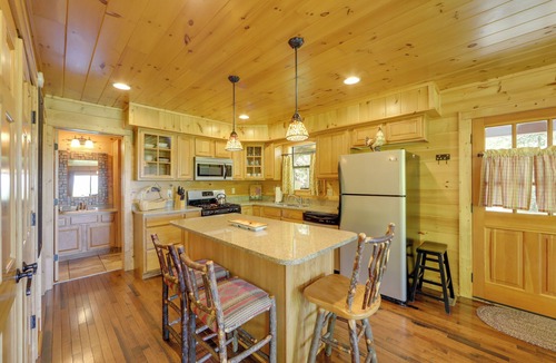 Bryson City Cabin | Hot Tub, Fire Pit & Mtn Views: Bryson City Escape