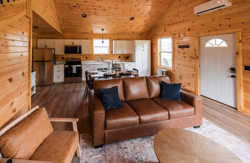 Bakerton Cabin | Hot Tub & Firepit~Game Center~Lake Cumberland~Family Friendly~River Boat Ramp