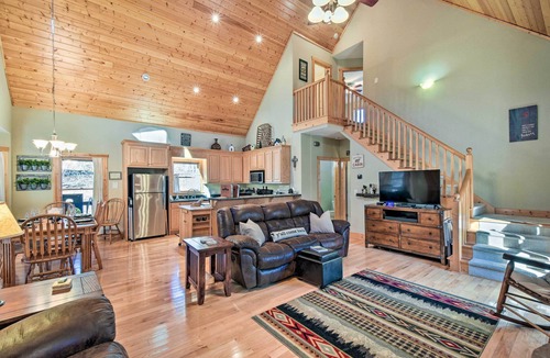 Dahlonega Cabin | Hot Tub & Hikes: Dahlonega Cabin - 4 Mi to Town!