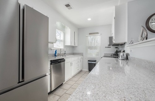 Optimist Park House | *HOT TUB in UPTOWN + FREE parking | FUN | NEW*