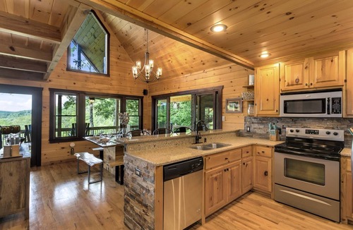 Williamstown Cabin | Hot Tub & Mtn Views! Creekside Mineral Bluff Cabin