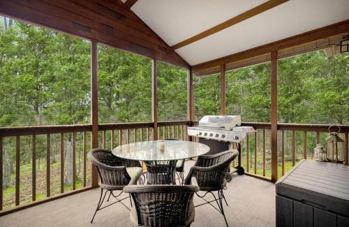 Berkeley Springs House | Hot Tub, Screened Porch, Grill, WiFi - Huge Cabin!