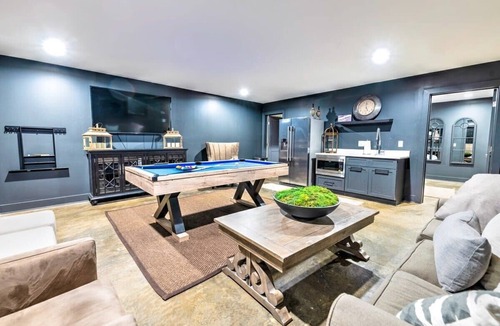 Berry Hill House | Huge Lux Home Rooftop Views + Hot Tub, Pool+Sauna!