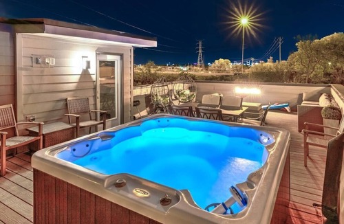 Berry Hill House | Huge Lux Home Rooftop Views + Hot Tub, Pool+Sauna!