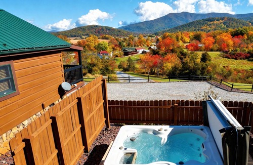 Stanley Cabin | HUGE summer SAVINGS LURAY Mountain getaway Private Log cabin 9 Hot Tub Fireplace