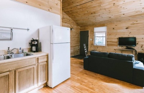 Slade Cabin | Ideal Get Away for 2. Walking distance to Natural Bridge trail and State Park!