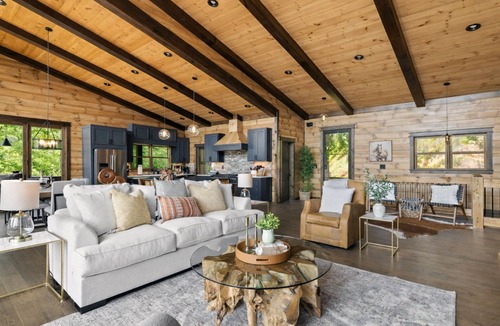 Cherry Log Cabin | Inviting Luxury Retreat Spectacular View Hot-Tub Fun Games