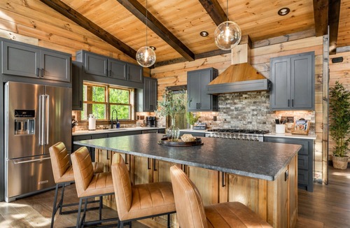 Cherry Log Cabin | Inviting Luxury Retreat Spectacular View Hot-Tub Fun Games