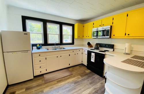 Newport House | Jasmine House-Dog, family friendly-5 mins Douglas Lake-Large yard-Country Vibe