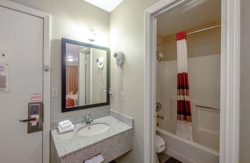 Lookout Valley Neighborhood Association House | Just What You Were Looking For! 4 Great Units, Pool, Near Coker Tire Museum!