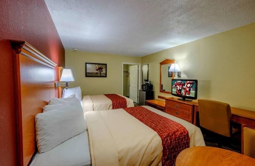 Lookout Valley Neighborhood Association House | Just What You Were Looking For! 4 Great Units, Pool, Near Coker Tire Museum!