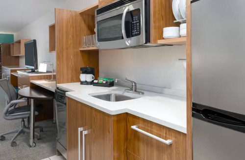 North Charleston Hotel | King 1BR Suite w/Kitchenette, Pool & Gym Access | 3mi to Charleston Int'l Airp