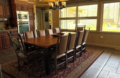 Gatlinburg Cabin | King Bear Downtown-Right off the Gatlinburg strip!