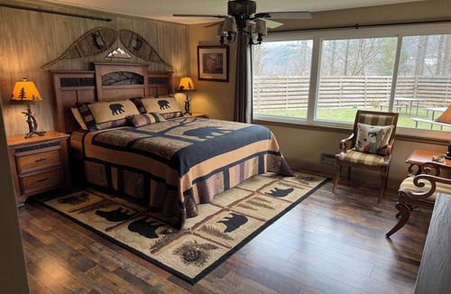 Gatlinburg Cabin | King Bear Downtown-Right off the Gatlinburg strip!