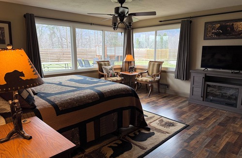 Gatlinburg Cabin | King Bear Downtown-Right off the Gatlinburg strip!