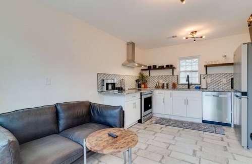 Greenwood Apartment | King-bed loft near East Nashville with parking