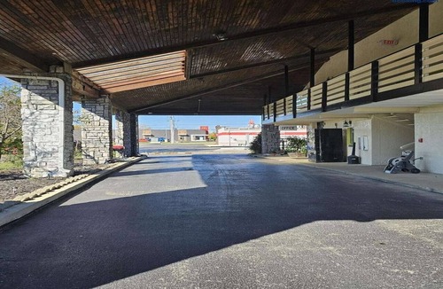 Brookville Apartment | King Bed Non-Smoking