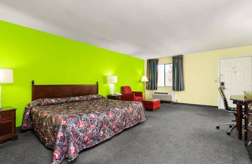 Orlinda Hotel | King Bed Room for Solo Travelers | 5 Miles to Kentucky Kingdom | Free Parking!