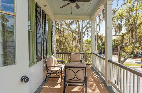 The Old Commons House | King Suite in Historic B&B w. Waterview + Porches