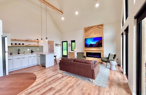 Stanton Cabin | Knob Hill at Three Suns Cabins/River/Beach/Hot Tub/Romantic