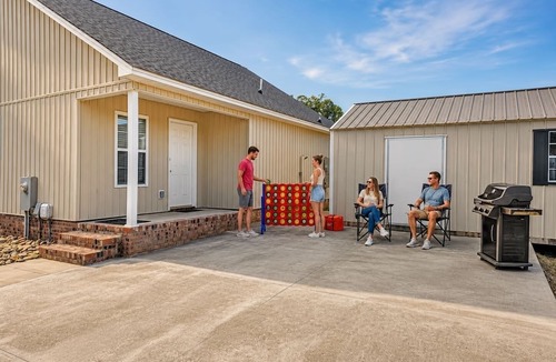Manning House | Lake Access | 98” TV | Outdoor Living | Sleeps 10