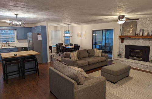 Gumlog House | Lake Hartwell ~ Boat ~ Kayaks ~ Fire Pit ~ Private Dock ~ Bar ~ Pool Table