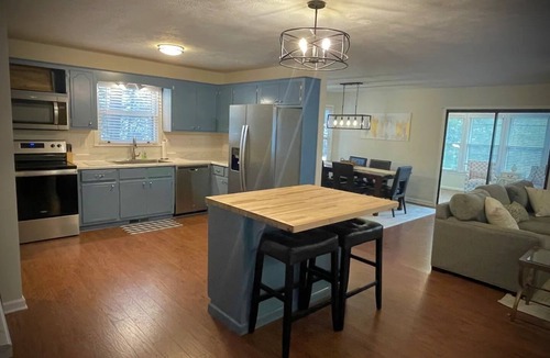 Gumlog House | Lake Hartwell ~ Boat ~ Kayaks ~ Fire Pit ~ Private Dock ~ Bar ~ Pool Table