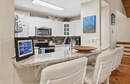 Gumlog House | Lake Hartwell Retreat w/Hot Tub, Lake Access, Foosball, Ping Pong & Mini Golf!