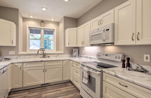 Salem Apartment | Lake Keowee Condo with Community Pool and Marina!