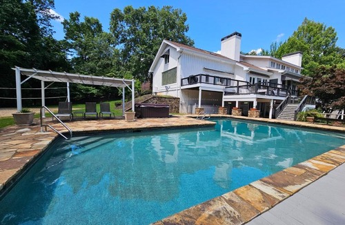 Gainesville House | Lake Lanier Lakefront, 7B 6BA 11 beds, private pool, dock, and sand volleyball court 9200 sqft
