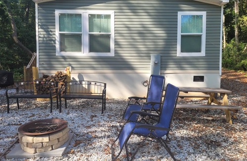Martin House | Lake View Charming 2-bedroom home with WiFi, AC in pleasant Martin.