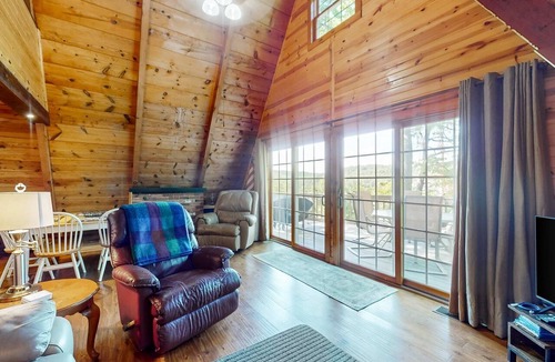 Flat Hollow Marina House | Lake View Getaway Near Flat Hollow Marina・Sleeps 8