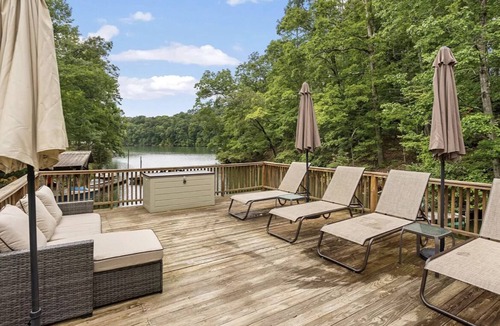 Ten Mile House | Lakefront 3-bedroom cottage on Watts Bar Lake with boat slip!
