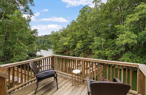 Ten Mile House | Lakefront 3-bedroom cottage on Watts Bar Lake with boat slip!